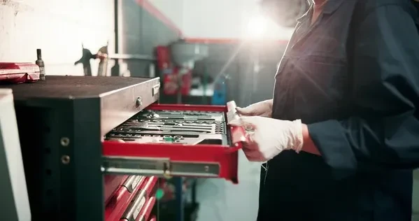 Atelier automobile intérieur avec technicienne effectuant diagnostic moteur